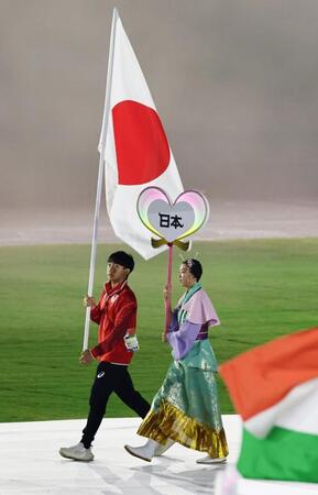 閉会式で日本の旗手を務めた競泳の大橋信
