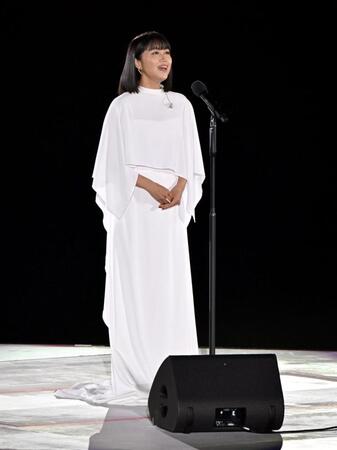 閉会式で国歌を独唱する新妻聖子さん