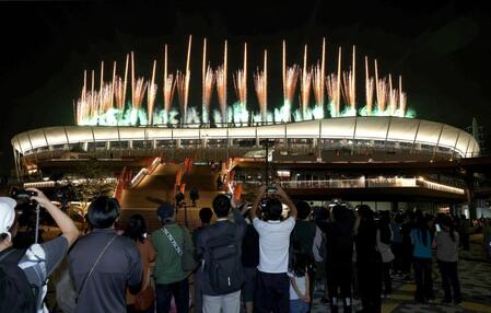 閉会式でパロマ瑞穂スタジアムから打ち上げられた花火
