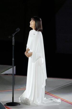 閉会式で国歌を独唱する新妻聖子さん