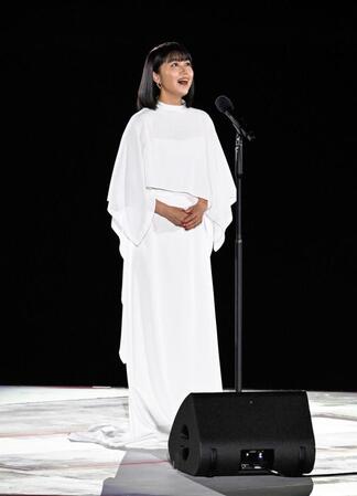 閉会式で国歌を独唱する新妻聖子さん