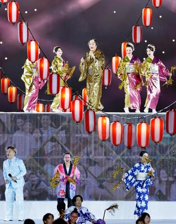 閉会式で披露された「マツケンサンバ２」。中央上は松平健さん