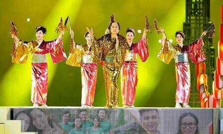 閉会式で「マツケンサンバ２」を披露する松平健さん（中央）