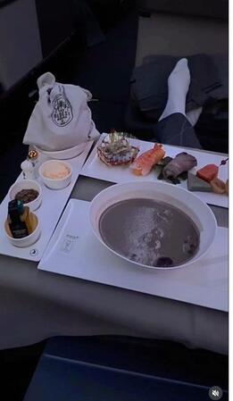大きなスープと前菜が豪華。パンは袋に！石川真佑のインスタグラム＠ｍａｙｕ＿００５１４（９月３０日付）より 