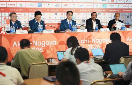 　記者会見する大会組織委会長の大村秀章愛知県知事（中央）ら＝４日、名古屋市