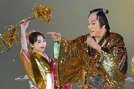 閉会式で「マツケンサンバ２」を披露する松平健さん（右）