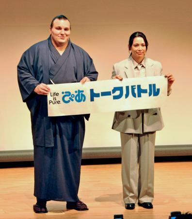 　トークイベントを行った安青錦（左）と出口クリスタさん＝４日、東京都内