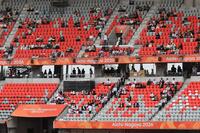 閉会式前のイベント中、空きが目立つ観客席