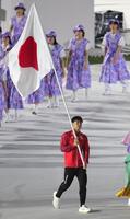 閉会式で日本の旗手を務めた競泳の大橋信