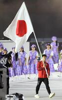 閉会式で日本の旗手を務めた競泳の大橋信