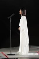 閉会式で国歌を独唱する新妻聖子