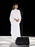 閉会式で国歌を独唱する新妻聖子さん