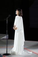 閉会式で国歌を独唱する新妻聖子さん