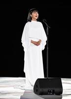 閉会式で国歌を独唱する新妻聖子さん