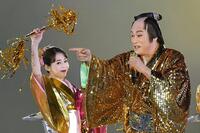 閉会式で「マツケンサンバ２」を披露する松平健さん（右）