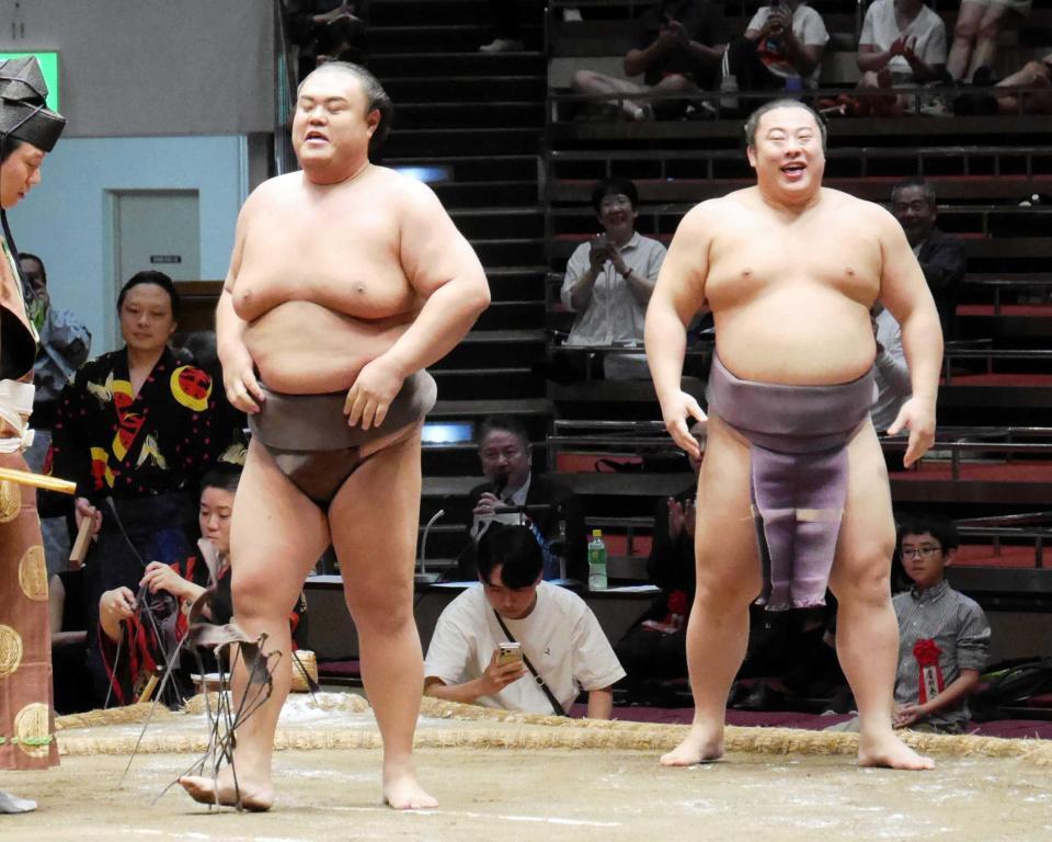 　弟の翔猿（右）を寄り切った元英乃海の岩崎拓也氏