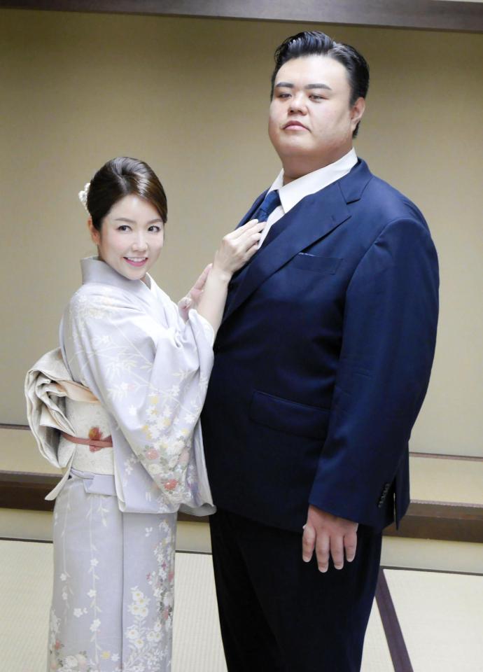 整髪を終えた英乃海のネクタイを直す有希夫人