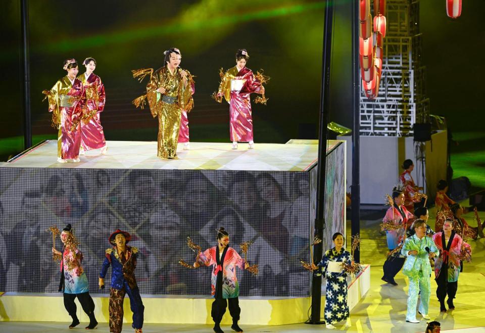 閉会式で披露された「マツケンサンバ２」