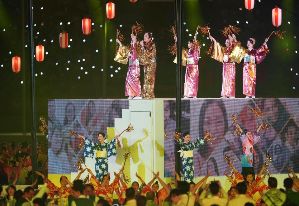 閉会式で披露された「マツケンサンバ２」。左上から２人目は松平健さん