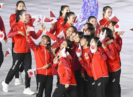 　閉会式で記念撮影する日本選手団