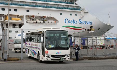 　クルーズ船から下船した選手らを乗せ、中部国際空港に向けて出発するバス＝５日午前、名古屋市