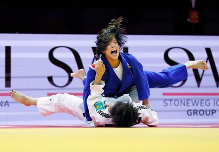 女子52キロ級準決勝　スペイン選手（下）に勝利した阿部詩＝バクー（共同）