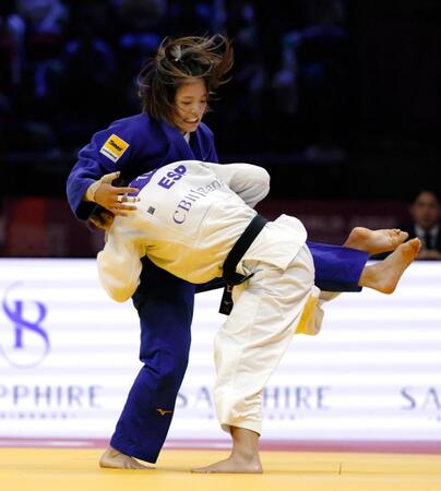 女子52キロ級決勝　アリアネ・トロソレル（手前）と対戦する阿部詩。２年連続６度目の優勝を果たした＝バクー（共同）