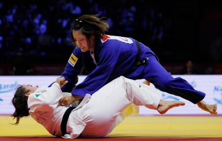 女子52キロ級決勝　アリアネ・トロソレル（下）を攻める阿部詩。２年連続６度目の優勝を果たした＝バクー（共同）