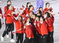 　閉会式で記念撮影する日本選手団