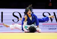 女子52キロ級準決勝　スペイン選手（下）に勝利した阿部詩＝バクー（共同）