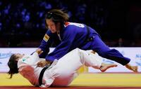 女子52キロ級決勝　アリアネ・トロソレル（下）を攻める阿部詩。２年連続６度目の優勝を果たした＝バクー（共同）
