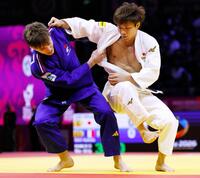 男子66キロ級２回戦　フランス選手（左）と対戦する阿部一二三＝バクー（共同）