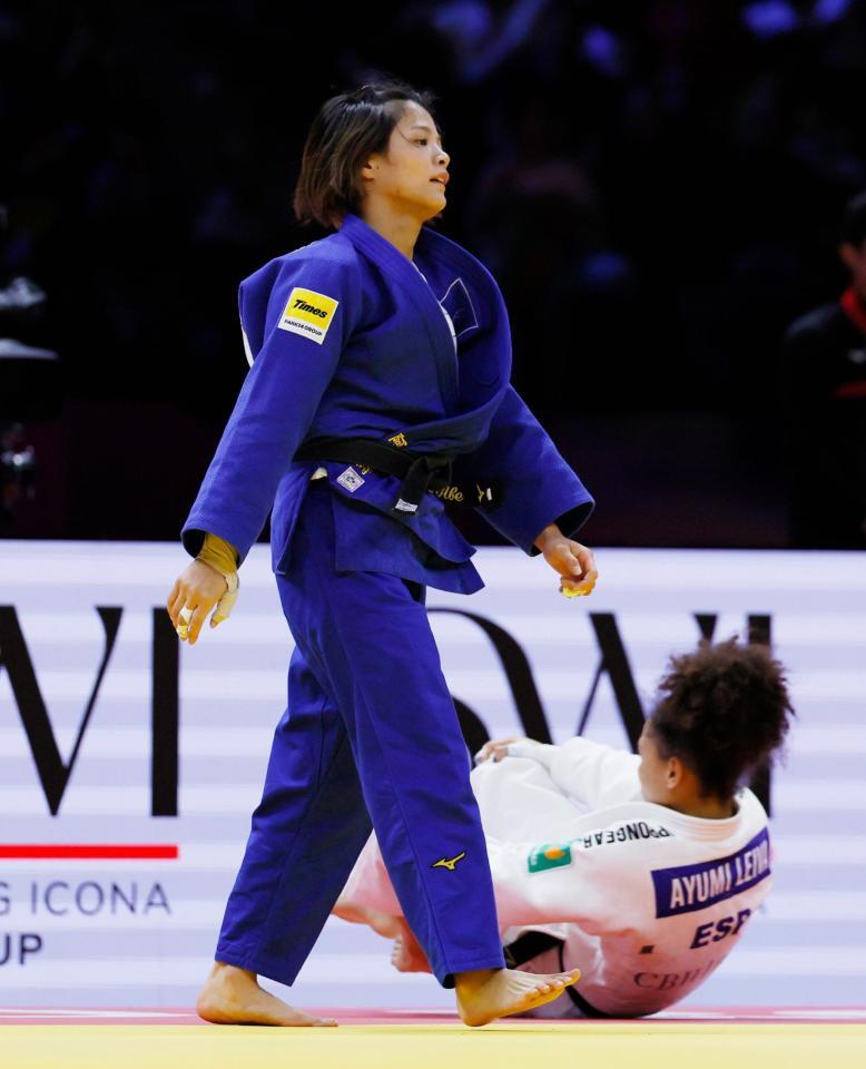 スペイン選手（下）に勝利した阿部詩＝バクー（共同）