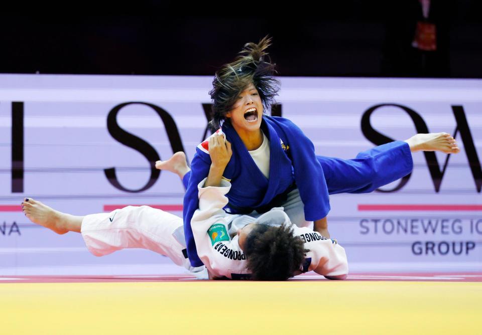 女子52キロ級準決勝　スペイン選手（下）に勝利した阿部詩＝バクー（共同）