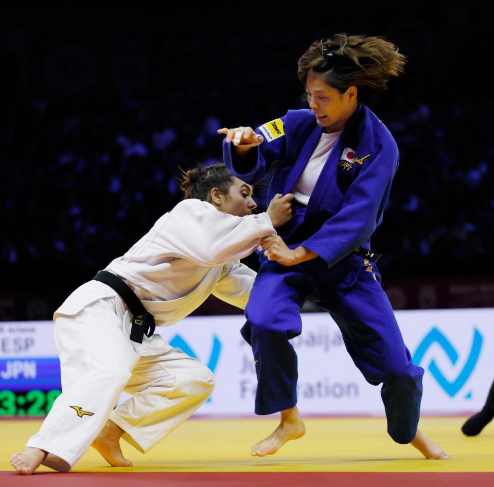 女子52キロ級決勝　アリアネ・トロソレル（左）と対戦する阿部詩。２年連続６度目の優勝を果たした＝バクー（共同）
