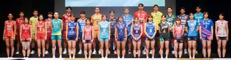 　大同生命ＳＶリーグの開幕に向けた記者会見に出席した各チーム男女の選手たち