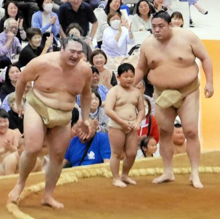 子どもとの相撲で場を盛り上げる一山本（右）と竜電
