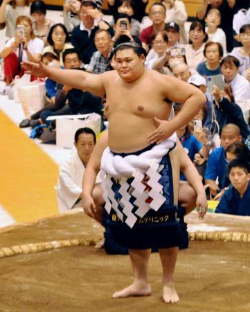 　大相撲の秋巡業が始まり、横綱土俵入りを披露する大の里＝茨城県つくば市
