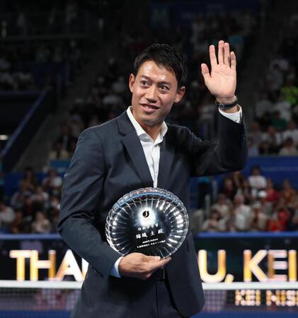 声援に応える錦織圭（撮影・佐々木彰尚）