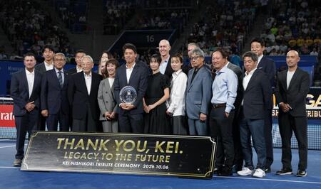 引退セレモニーで家族、関係者と写真におさまる錦織圭（撮影・佐々木彰尚）