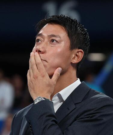 ビデオメッセージを見つめる錦織圭（撮影・佐々木彰尚）