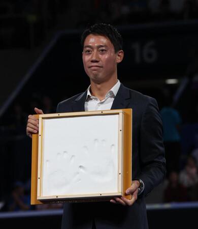 手形をとった錦織圭（撮影・佐々木彰尚）