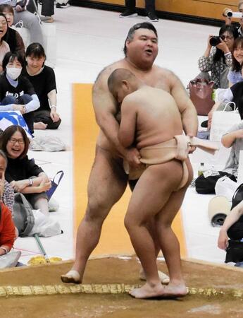 子どもとの相撲で寄り切られる高安
