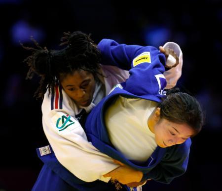 　女子５７キロ級準決勝　フランス選手（左）を攻める大森朱莉＝バクー（共同）