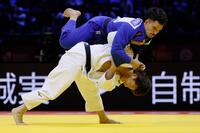 柔道の世界選手権男子66キロ級で、スペイン選手（上）を破り日本男子単独最多となる５度目の優勝を果たした阿部一二三＝５日、アゼルバイジャン・バクー（共同）