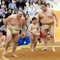 子どもとの相撲で場を盛り上げる一山本（右）と竜電