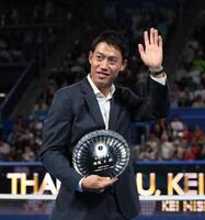 声援に応える錦織圭（撮影・佐々木彰尚）