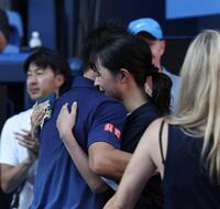 夫人と抱き合う錦織圭（撮影・佐々木彰尚）