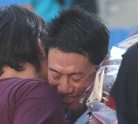 日本代表・添田豪監督から花束を渡され、涙を流す錦織圭（撮影・佐々木彰尚）