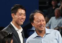 マイケル・チャン氏（右）と写真におさまる錦織圭（撮影・佐々木彰尚）